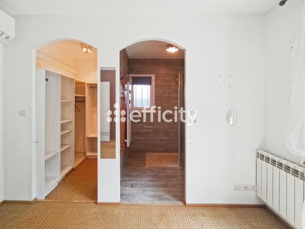 Maison
         5 pièces
        - 120 m² Bien prestige 570 000 € *