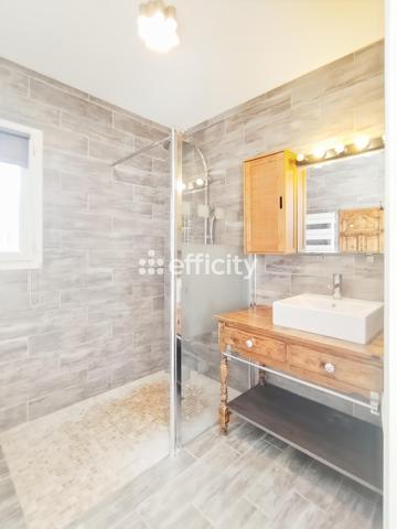 Maison
         5 pièces
        - 120 m² Bien prestige 570 000 € *