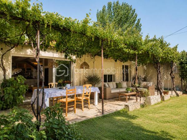 À Avignon, dans le secteur résidentiel calme entre les quartier de La Croisière et St Jean, découvrez cette grande maison sans mitoyenneté, idéalement située à proximité de l’intra-muros, des commerces, des écoles et des accès vers la rocade.

Implantée sur une parcelle arborée d’environ 640 m², cette maison offre un cadre de vie agréable, avec jardin, terrasses, stationnements et de nombreuses possibilités d’aménagement extérieur : piscine, abri voitures, espace de stockage, atelier, ou encore projet complémentaire à étudier selon les règles d’urbanisme applicables.

La surface officielle habitable est de 153 m², mais la maison développe en réalité environ 181 m² au sol en comptant les mezzanines, auxquels s’ajoutent plusieurs espaces annexes.

Elle offre de beaux volumes et une configuration idéale pour une grande famille, une famille recomposée, un projet intergénérationnel, une activité professionnelle à domicile, ou encore un projet avec espaces indépendants.

La maison se compose notamment d’un séjour / cuisine, d’un salon avec baies vitrées, ainsi que de 8 pièces pouvant être utilisées selon les besoins en chambres, bureaux, salle de jeux, espaces indépendants ou pièces à réunir.

Côté sanitaires, vous trouverez 2 WC séparés et 2 petites salles d’eau, avec la possibilité d’envisager leur réunion afin de créer une salle de bain plus confortable.

Plusieurs pièces donnent sur l’extérieur, avec une belle orientation sud et un accès agréable au jardin.

À l’extérieur, vous profiterez d’un jardin arboré et piscinable, avec vigne, figuier, abricotier et noisetier, ainsi que de terrasses carrelées orientées sud et est. Un forage est également présent.

Côté confort, la maison est équipée d’une pompe à chaleur / climatisation réversible, avec chambres et séjour climatisés, ainsi que d’un ballon thermodynamique pour la production d’eau chaude.

Des annexes complètent le bien : garage, appentis et dépendances de rangement, offrant des espaces pratiques pour le stockage, un atelier ou un aménagement complémentaire.

Le bien dispose également de plusieurs possibilités de stationnement, sur chemin privé et à l’intérieur de la propriété.

Des travaux sont à prévoir, notamment pour réaménager et moderniser les espaces intérieurs, reprendre certains éléments techniques et adapter la maison aux besoins actuels. C’est un bien qui demandera un projet, mais qui offre en contrepartie un très beau potentiel de valorisation et de personnalisation.