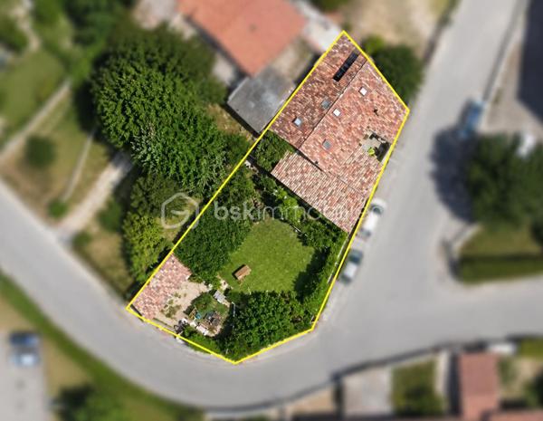 À Avignon, dans le secteur résidentiel calme entre les quartier de La Croisière et St Jean, découvrez cette grande maison sans mitoyenneté, idéalement située à proximité de l’intra-muros, des commerces, des écoles et des accès vers la rocade.

Implantée sur une parcelle arborée d’environ 640 m², cette maison offre un cadre de vie agréable, avec jardin, terrasses, stationnements et de nombreuses possibilités d’aménagement extérieur : piscine, abri voitures, espace de stockage, atelier, ou encore projet complémentaire à étudier selon les règles d’urbanisme applicables.

La surface officielle habitable est de 153 m², mais la maison développe en réalité environ 181 m² au sol en comptant les mezzanines, auxquels s’ajoutent plusieurs espaces annexes.

Elle offre de beaux volumes et une configuration idéale pour une grande famille, une famille recomposée, un projet intergénérationnel, une activité professionnelle à domicile, ou encore un projet avec espaces indépendants.

La maison se compose notamment d’un séjour / cuisine, d’un salon avec baies vitrées, ainsi que de 8 pièces pouvant être utilisées selon les besoins en chambres, bureaux, salle de jeux, espaces indépendants ou pièces à réunir.

Côté sanitaires, vous trouverez 2 WC séparés et 2 petites salles d’eau, avec la possibilité d’envisager leur réunion afin de créer une salle de bain plus confortable.

Plusieurs pièces donnent sur l’extérieur, avec une belle orientation sud et un accès agréable au jardin.

À l’extérieur, vous profiterez d’un jardin arboré et piscinable, avec vigne, figuier, abricotier et noisetier, ainsi que de terrasses carrelées orientées sud et est. Un forage est également présent.

Côté confort, la maison est équipée d’une pompe à chaleur / climatisation réversible, avec chambres et séjour climatisés, ainsi que d’un ballon thermodynamique pour la production d’eau chaude.

Des annexes complètent le bien : garage, appentis et dépendances de rangement, offrant des espaces pratiques pour le stockage, un atelier ou un aménagement complémentaire.

Le bien dispose également de plusieurs possibilités de stationnement, sur chemin privé et à l’intérieur de la propriété.

Des travaux sont à prévoir, notamment pour réaménager et moderniser les espaces intérieurs, reprendre certains éléments techniques et adapter la maison aux besoins actuels. C’est un bien qui demandera un projet, mais qui offre en contrepartie un très beau potentiel de valorisation et de personnalisation.
