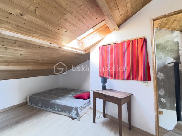 À Avignon, dans le secteur résidentiel calme entre les quartier de La Croisière et St Jean, découvrez cette grande maison sans mitoyenneté, idéalement située à proximité de l’intra-muros, des commerces, des écoles et des accès vers la rocade.

Implantée sur une parcelle arborée d’environ 640 m², cette maison offre un cadre de vie agréable, avec jardin, terrasses, stationnements et de nombreuses possibilités d’aménagement extérieur : piscine, abri voitures, espace de stockage, atelier, ou encore projet complémentaire à étudier selon les règles d’urbanisme applicables.

La surface officielle habitable est de 153 m², mais la maison développe en réalité environ 181 m² au sol en comptant les mezzanines, auxquels s’ajoutent plusieurs espaces annexes.

Elle offre de beaux volumes et une configuration idéale pour une grande famille, une famille recomposée, un projet intergénérationnel, une activité professionnelle à domicile, ou encore un projet avec espaces indépendants.

La maison se compose notamment d’un séjour / cuisine, d’un salon avec baies vitrées, ainsi que de 8 pièces pouvant être utilisées selon les besoins en chambres, bureaux, salle de jeux, espaces indépendants ou pièces à réunir.

Côté sanitaires, vous trouverez 2 WC séparés et 2 petites salles d’eau, avec la possibilité d’envisager leur réunion afin de créer une salle de bain plus confortable.

Plusieurs pièces donnent sur l’extérieur, avec une belle orientation sud et un accès agréable au jardin.

À l’extérieur, vous profiterez d’un jardin arboré et piscinable, avec vigne, figuier, abricotier et noisetier, ainsi que de terrasses carrelées orientées sud et est. Un forage est également présent.

Côté confort, la maison est équipée d’une pompe à chaleur / climatisation réversible, avec chambres et séjour climatisés, ainsi que d’un ballon thermodynamique pour la production d’eau chaude.

Des annexes complètent le bien : garage, appentis et dépendances de rangement, offrant des espaces pratiques pour le stockage, un atelier ou un aménagement complémentaire.

Le bien dispose également de plusieurs possibilités de stationnement, sur chemin privé et à l’intérieur de la propriété.

Des travaux sont à prévoir, notamment pour réaménager et moderniser les espaces intérieurs, reprendre certains éléments techniques et adapter la maison aux besoins actuels. C’est un bien qui demandera un projet, mais qui offre en contrepartie un très beau potentiel de valorisation et de personnalisation.