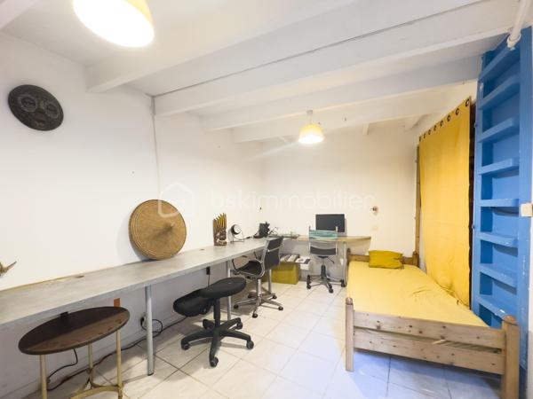 À Avignon, dans le secteur résidentiel calme entre les quartier de La Croisière et St Jean, découvrez cette grande maison sans mitoyenneté, idéalement située à proximité de l’intra-muros, des commerces, des écoles et des accès vers la rocade.

Implantée sur une parcelle arborée d’environ 640 m², cette maison offre un cadre de vie agréable, avec jardin, terrasses, stationnements et de nombreuses possibilités d’aménagement extérieur : piscine, abri voitures, espace de stockage, atelier, ou encore projet complémentaire à étudier selon les règles d’urbanisme applicables.

La surface officielle habitable est de 153 m², mais la maison développe en réalité environ 181 m² au sol en comptant les mezzanines, auxquels s’ajoutent plusieurs espaces annexes.

Elle offre de beaux volumes et une configuration idéale pour une grande famille, une famille recomposée, un projet intergénérationnel, une activité professionnelle à domicile, ou encore un projet avec espaces indépendants.

La maison se compose notamment d’un séjour / cuisine, d’un salon avec baies vitrées, ainsi que de 8 pièces pouvant être utilisées selon les besoins en chambres, bureaux, salle de jeux, espaces indépendants ou pièces à réunir.

Côté sanitaires, vous trouverez 2 WC séparés et 2 petites salles d’eau, avec la possibilité d’envisager leur réunion afin de créer une salle de bain plus confortable.

Plusieurs pièces donnent sur l’extérieur, avec une belle orientation sud et un accès agréable au jardin.

À l’extérieur, vous profiterez d’un jardin arboré et piscinable, avec vigne, figuier, abricotier et noisetier, ainsi que de terrasses carrelées orientées sud et est. Un forage est également présent.

Côté confort, la maison est équipée d’une pompe à chaleur / climatisation réversible, avec chambres et séjour climatisés, ainsi que d’un ballon thermodynamique pour la production d’eau chaude.

Des annexes complètent le bien : garage, appentis et dépendances de rangement, offrant des espaces pratiques pour le stockage, un atelier ou un aménagement complémentaire.

Le bien dispose également de plusieurs possibilités de stationnement, sur chemin privé et à l’intérieur de la propriété.

Des travaux sont à prévoir, notamment pour réaménager et moderniser les espaces intérieurs, reprendre certains éléments techniques et adapter la maison aux besoins actuels. C’est un bien qui demandera un projet, mais qui offre en contrepartie un très beau potentiel de valorisation et de personnalisation.