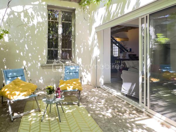 À Avignon, dans le secteur résidentiel calme entre les quartier de La Croisière et St Jean, découvrez cette grande maison sans mitoyenneté, idéalement située à proximité de l’intra-muros, des commerces, des écoles et des accès vers la rocade.

Implantée sur une parcelle arborée d’environ 640 m², cette maison offre un cadre de vie agréable, avec jardin, terrasses, stationnements et de nombreuses possibilités d’aménagement extérieur : piscine, abri voitures, espace de stockage, atelier, ou encore projet complémentaire à étudier selon les règles d’urbanisme applicables.

La surface officielle habitable est de 153 m², mais la maison développe en réalité environ 181 m² au sol en comptant les mezzanines, auxquels s’ajoutent plusieurs espaces annexes.

Elle offre de beaux volumes et une configuration idéale pour une grande famille, une famille recomposée, un projet intergénérationnel, une activité professionnelle à domicile, ou encore un projet avec espaces indépendants.

La maison se compose notamment d’un séjour / cuisine, d’un salon avec baies vitrées, ainsi que de 8 pièces pouvant être utilisées selon les besoins en chambres, bureaux, salle de jeux, espaces indépendants ou pièces à réunir.

Côté sanitaires, vous trouverez 2 WC séparés et 2 petites salles d’eau, avec la possibilité d’envisager leur réunion afin de créer une salle de bain plus confortable.

Plusieurs pièces donnent sur l’extérieur, avec une belle orientation sud et un accès agréable au jardin.

À l’extérieur, vous profiterez d’un jardin arboré et piscinable, avec vigne, figuier, abricotier et noisetier, ainsi que de terrasses carrelées orientées sud et est. Un forage est également présent.

Côté confort, la maison est équipée d’une pompe à chaleur / climatisation réversible, avec chambres et séjour climatisés, ainsi que d’un ballon thermodynamique pour la production d’eau chaude.

Des annexes complètent le bien : garage, appentis et dépendances de rangement, offrant des espaces pratiques pour le stockage, un atelier ou un aménagement complémentaire.

Le bien dispose également de plusieurs possibilités de stationnement, sur chemin privé et à l’intérieur de la propriété.

Des travaux sont à prévoir, notamment pour réaménager et moderniser les espaces intérieurs, reprendre certains éléments techniques et adapter la maison aux besoins actuels. C’est un bien qui demandera un projet, mais qui offre en contrepartie un très beau potentiel de valorisation et de personnalisation.