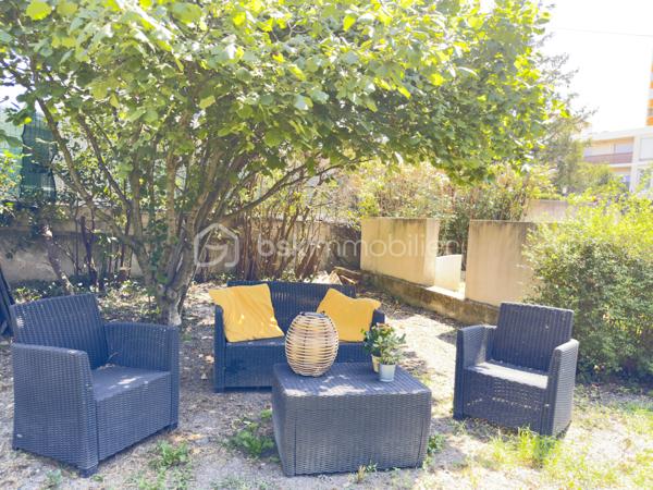 À Avignon, dans le secteur résidentiel calme entre les quartier de La Croisière et St Jean, découvrez cette grande maison sans mitoyenneté, idéalement située à proximité de l’intra-muros, des commerces, des écoles et des accès vers la rocade.

Implantée sur une parcelle arborée d’environ 640 m², cette maison offre un cadre de vie agréable, avec jardin, terrasses, stationnements et de nombreuses possibilités d’aménagement extérieur : piscine, abri voitures, espace de stockage, atelier, ou encore projet complémentaire à étudier selon les règles d’urbanisme applicables.

La surface officielle habitable est de 153 m², mais la maison développe en réalité environ 181 m² au sol en comptant les mezzanines, auxquels s’ajoutent plusieurs espaces annexes.

Elle offre de beaux volumes et une configuration idéale pour une grande famille, une famille recomposée, un projet intergénérationnel, une activité professionnelle à domicile, ou encore un projet avec espaces indépendants.

La maison se compose notamment d’un séjour / cuisine, d’un salon avec baies vitrées, ainsi que de 8 pièces pouvant être utilisées selon les besoins en chambres, bureaux, salle de jeux, espaces indépendants ou pièces à réunir.

Côté sanitaires, vous trouverez 2 WC séparés et 2 petites salles d’eau, avec la possibilité d’envisager leur réunion afin de créer une salle de bain plus confortable.

Plusieurs pièces donnent sur l’extérieur, avec une belle orientation sud et un accès agréable au jardin.

À l’extérieur, vous profiterez d’un jardin arboré et piscinable, avec vigne, figuier, abricotier et noisetier, ainsi que de terrasses carrelées orientées sud et est. Un forage est également présent.

Côté confort, la maison est équipée d’une pompe à chaleur / climatisation réversible, avec chambres et séjour climatisés, ainsi que d’un ballon thermodynamique pour la production d’eau chaude.

Des annexes complètent le bien : garage, appentis et dépendances de rangement, offrant des espaces pratiques pour le stockage, un atelier ou un aménagement complémentaire.

Le bien dispose également de plusieurs possibilités de stationnement, sur chemin privé et à l’intérieur de la propriété.

Des travaux sont à prévoir, notamment pour réaménager et moderniser les espaces intérieurs, reprendre certains éléments techniques et adapter la maison aux besoins actuels. C’est un bien qui demandera un projet, mais qui offre en contrepartie un très beau potentiel de valorisation et de personnalisation.