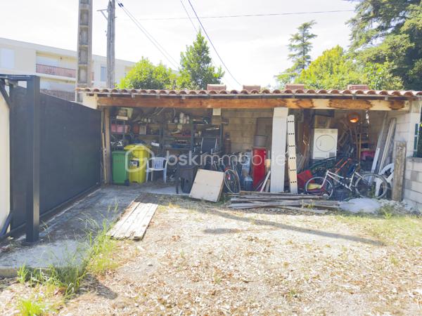 À Avignon, dans le secteur résidentiel calme entre les quartier de La Croisière et St Jean, découvrez cette grande maison sans mitoyenneté, idéalement située à proximité de l’intra-muros, des commerces, des écoles et des accès vers la rocade.

Implantée sur une parcelle arborée d’environ 640 m², cette maison offre un cadre de vie agréable, avec jardin, terrasses, stationnements et de nombreuses possibilités d’aménagement extérieur : piscine, abri voitures, espace de stockage, atelier, ou encore projet complémentaire à étudier selon les règles d’urbanisme applicables.

La surface officielle habitable est de 153 m², mais la maison développe en réalité environ 181 m² au sol en comptant les mezzanines, auxquels s’ajoutent plusieurs espaces annexes.

Elle offre de beaux volumes et une configuration idéale pour une grande famille, une famille recomposée, un projet intergénérationnel, une activité professionnelle à domicile, ou encore un projet avec espaces indépendants.

La maison se compose notamment d’un séjour / cuisine, d’un salon avec baies vitrées, ainsi que de 8 pièces pouvant être utilisées selon les besoins en chambres, bureaux, salle de jeux, espaces indépendants ou pièces à réunir.

Côté sanitaires, vous trouverez 2 WC séparés et 2 petites salles d’eau, avec la possibilité d’envisager leur réunion afin de créer une salle de bain plus confortable.

Plusieurs pièces donnent sur l’extérieur, avec une belle orientation sud et un accès agréable au jardin.

À l’extérieur, vous profiterez d’un jardin arboré et piscinable, avec vigne, figuier, abricotier et noisetier, ainsi que de terrasses carrelées orientées sud et est. Un forage est également présent.

Côté confort, la maison est équipée d’une pompe à chaleur / climatisation réversible, avec chambres et séjour climatisés, ainsi que d’un ballon thermodynamique pour la production d’eau chaude.

Des annexes complètent le bien : garage, appentis et dépendances de rangement, offrant des espaces pratiques pour le stockage, un atelier ou un aménagement complémentaire.

Le bien dispose également de plusieurs possibilités de stationnement, sur chemin privé et à l’intérieur de la propriété.

Des travaux sont à prévoir, notamment pour réaménager et moderniser les espaces intérieurs, reprendre certains éléments techniques et adapter la maison aux besoins actuels. C’est un bien qui demandera un projet, mais qui offre en contrepartie un très beau potentiel de valorisation et de personnalisation.