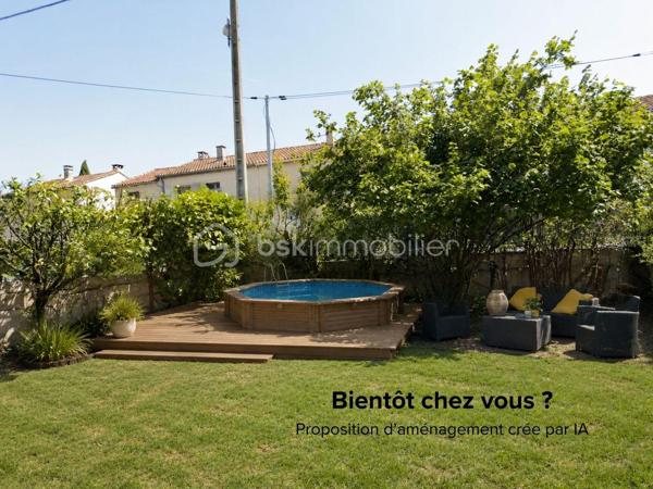 À Avignon, dans le secteur résidentiel calme entre les quartier de La Croisière et St Jean, découvrez cette grande maison sans mitoyenneté, idéalement située à proximité de l’intra-muros, des commerces, des écoles et des accès vers la rocade.

Implantée sur une parcelle arborée d’environ 640 m², cette maison offre un cadre de vie agréable, avec jardin, terrasses, stationnements et de nombreuses possibilités d’aménagement extérieur : piscine, abri voitures, espace de stockage, atelier, ou encore projet complémentaire à étudier selon les règles d’urbanisme applicables.

La surface officielle habitable est de 153 m², mais la maison développe en réalité environ 181 m² au sol en comptant les mezzanines, auxquels s’ajoutent plusieurs espaces annexes.

Elle offre de beaux volumes et une configuration idéale pour une grande famille, une famille recomposée, un projet intergénérationnel, une activité professionnelle à domicile, ou encore un projet avec espaces indépendants.

La maison se compose notamment d’un séjour / cuisine, d’un salon avec baies vitrées, ainsi que de 8 pièces pouvant être utilisées selon les besoins en chambres, bureaux, salle de jeux, espaces indépendants ou pièces à réunir.

Côté sanitaires, vous trouverez 2 WC séparés et 2 petites salles d’eau, avec la possibilité d’envisager leur réunion afin de créer une salle de bain plus confortable.

Plusieurs pièces donnent sur l’extérieur, avec une belle orientation sud et un accès agréable au jardin.

À l’extérieur, vous profiterez d’un jardin arboré et piscinable, avec vigne, figuier, abricotier et noisetier, ainsi que de terrasses carrelées orientées sud et est. Un forage est également présent.

Côté confort, la maison est équipée d’une pompe à chaleur / climatisation réversible, avec chambres et séjour climatisés, ainsi que d’un ballon thermodynamique pour la production d’eau chaude.

Des annexes complètent le bien : garage, appentis et dépendances de rangement, offrant des espaces pratiques pour le stockage, un atelier ou un aménagement complémentaire.

Le bien dispose également de plusieurs possibilités de stationnement, sur chemin privé et à l’intérieur de la propriété.

Des travaux sont à prévoir, notamment pour réaménager et moderniser les espaces intérieurs, reprendre certains éléments techniques et adapter la maison aux besoins actuels. C’est un bien qui demandera un projet, mais qui offre en contrepartie un très beau potentiel de valorisation et de personnalisation.
