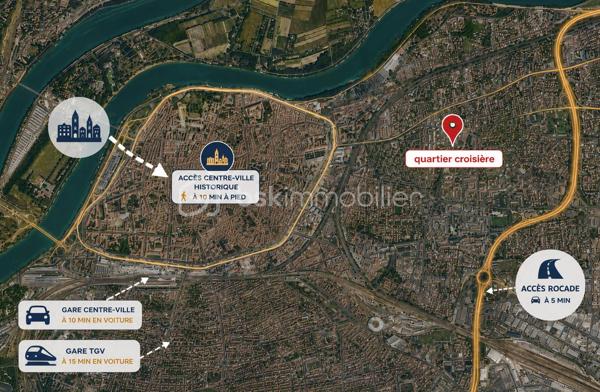 À Avignon, dans le secteur résidentiel calme entre les quartier de La Croisière et St Jean, découvrez cette grande maison sans mitoyenneté, idéalement située à proximité de l’intra-muros, des commerces, des écoles et des accès vers la rocade.

Implantée sur une parcelle arborée d’environ 640 m², cette maison offre un cadre de vie agréable, avec jardin, terrasses, stationnements et de nombreuses possibilités d’aménagement extérieur : piscine, abri voitures, espace de stockage, atelier, ou encore projet complémentaire à étudier selon les règles d’urbanisme applicables.

La surface officielle habitable est de 153 m², mais la maison développe en réalité environ 181 m² au sol en comptant les mezzanines, auxquels s’ajoutent plusieurs espaces annexes.

Elle offre de beaux volumes et une configuration idéale pour une grande famille, une famille recomposée, un projet intergénérationnel, une activité professionnelle à domicile, ou encore un projet avec espaces indépendants.

La maison se compose notamment d’un séjour / cuisine, d’un salon avec baies vitrées, ainsi que de 8 pièces pouvant être utilisées selon les besoins en chambres, bureaux, salle de jeux, espaces indépendants ou pièces à réunir.

Côté sanitaires, vous trouverez 2 WC séparés et 2 petites salles d’eau, avec la possibilité d’envisager leur réunion afin de créer une salle de bain plus confortable.

Plusieurs pièces donnent sur l’extérieur, avec une belle orientation sud et un accès agréable au jardin.

À l’extérieur, vous profiterez d’un jardin arboré et piscinable, avec vigne, figuier, abricotier et noisetier, ainsi que de terrasses carrelées orientées sud et est. Un forage est également présent.

Côté confort, la maison est équipée d’une pompe à chaleur / climatisation réversible, avec chambres et séjour climatisés, ainsi que d’un ballon thermodynamique pour la production d’eau chaude.

Des annexes complètent le bien : garage, appentis et dépendances de rangement, offrant des espaces pratiques pour le stockage, un atelier ou un aménagement complémentaire.

Le bien dispose également de plusieurs possibilités de stationnement, sur chemin privé et à l’intérieur de la propriété.

Des travaux sont à prévoir, notamment pour réaménager et moderniser les espaces intérieurs, reprendre certains éléments techniques et adapter la maison aux besoins actuels. C’est un bien qui demandera un projet, mais qui offre en contrepartie un très beau potentiel de valorisation et de personnalisation.