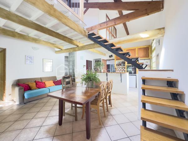 À Avignon, dans le secteur résidentiel calme entre les quartier de La Croisière et St Jean, découvrez cette grande maison sans mitoyenneté, idéalement située à proximité de l’intra-muros, des commerces, des écoles et des accès vers la rocade.

Implantée sur une parcelle arborée d’environ 640 m², cette maison offre un cadre de vie agréable, avec jardin, terrasses, stationnements et de nombreuses possibilités d’aménagement extérieur : piscine, abri voitures, espace de stockage, atelier, ou encore projet complémentaire à étudier selon les règles d’urbanisme applicables.

La surface officielle habitable est de 153 m², mais la maison développe en réalité environ 181 m² au sol en comptant les mezzanines, auxquels s’ajoutent plusieurs espaces annexes.

Elle offre de beaux volumes et une configuration idéale pour une grande famille, une famille recomposée, un projet intergénérationnel, une activité professionnelle à domicile, ou encore un projet avec espaces indépendants.

La maison se compose notamment d’un séjour / cuisine, d’un salon avec baies vitrées, ainsi que de 8 pièces pouvant être utilisées selon les besoins en chambres, bureaux, salle de jeux, espaces indépendants ou pièces à réunir.

Côté sanitaires, vous trouverez 2 WC séparés et 2 petites salles d’eau, avec la possibilité d’envisager leur réunion afin de créer une salle de bain plus confortable.

Plusieurs pièces donnent sur l’extérieur, avec une belle orientation sud et un accès agréable au jardin.

À l’extérieur, vous profiterez d’un jardin arboré et piscinable, avec vigne, figuier, abricotier et noisetier, ainsi que de terrasses carrelées orientées sud et est. Un forage est également présent.

Côté confort, la maison est équipée d’une pompe à chaleur / climatisation réversible, avec chambres et séjour climatisés, ainsi que d’un ballon thermodynamique pour la production d’eau chaude.

Des annexes complètent le bien : garage, appentis et dépendances de rangement, offrant des espaces pratiques pour le stockage, un atelier ou un aménagement complémentaire.

Le bien dispose également de plusieurs possibilités de stationnement, sur chemin privé et à l’intérieur de la propriété.

Des travaux sont à prévoir, notamment pour réaménager et moderniser les espaces intérieurs, reprendre certains éléments techniques et adapter la maison aux besoins actuels. C’est un bien qui demandera un projet, mais qui offre en contrepartie un très beau potentiel de valorisation et de personnalisation.
