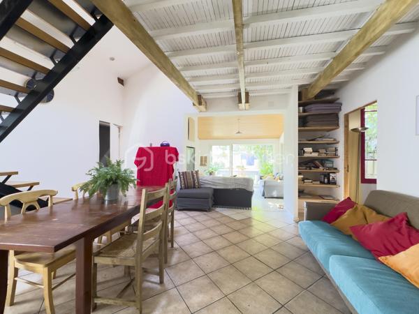 À Avignon, dans le secteur résidentiel calme entre les quartier de La Croisière et St Jean, découvrez cette grande maison sans mitoyenneté, idéalement située à proximité de l’intra-muros, des commerces, des écoles et des accès vers la rocade.

Implantée sur une parcelle arborée d’environ 640 m², cette maison offre un cadre de vie agréable, avec jardin, terrasses, stationnements et de nombreuses possibilités d’aménagement extérieur : piscine, abri voitures, espace de stockage, atelier, ou encore projet complémentaire à étudier selon les règles d’urbanisme applicables.

La surface officielle habitable est de 153 m², mais la maison développe en réalité environ 181 m² au sol en comptant les mezzanines, auxquels s’ajoutent plusieurs espaces annexes.

Elle offre de beaux volumes et une configuration idéale pour une grande famille, une famille recomposée, un projet intergénérationnel, une activité professionnelle à domicile, ou encore un projet avec espaces indépendants.

La maison se compose notamment d’un séjour / cuisine, d’un salon avec baies vitrées, ainsi que de 8 pièces pouvant être utilisées selon les besoins en chambres, bureaux, salle de jeux, espaces indépendants ou pièces à réunir.

Côté sanitaires, vous trouverez 2 WC séparés et 2 petites salles d’eau, avec la possibilité d’envisager leur réunion afin de créer une salle de bain plus confortable.

Plusieurs pièces donnent sur l’extérieur, avec une belle orientation sud et un accès agréable au jardin.

À l’extérieur, vous profiterez d’un jardin arboré et piscinable, avec vigne, figuier, abricotier et noisetier, ainsi que de terrasses carrelées orientées sud et est. Un forage est également présent.

Côté confort, la maison est équipée d’une pompe à chaleur / climatisation réversible, avec chambres et séjour climatisés, ainsi que d’un ballon thermodynamique pour la production d’eau chaude.

Des annexes complètent le bien : garage, appentis et dépendances de rangement, offrant des espaces pratiques pour le stockage, un atelier ou un aménagement complémentaire.

Le bien dispose également de plusieurs possibilités de stationnement, sur chemin privé et à l’intérieur de la propriété.

Des travaux sont à prévoir, notamment pour réaménager et moderniser les espaces intérieurs, reprendre certains éléments techniques et adapter la maison aux besoins actuels. C’est un bien qui demandera un projet, mais qui offre en contrepartie un très beau potentiel de valorisation et de personnalisation.