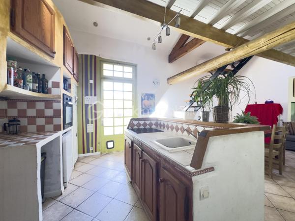 À Avignon, dans le secteur résidentiel calme entre les quartier de La Croisière et St Jean, découvrez cette grande maison sans mitoyenneté, idéalement située à proximité de l’intra-muros, des commerces, des écoles et des accès vers la rocade.

Implantée sur une parcelle arborée d’environ 640 m², cette maison offre un cadre de vie agréable, avec jardin, terrasses, stationnements et de nombreuses possibilités d’aménagement extérieur : piscine, abri voitures, espace de stockage, atelier, ou encore projet complémentaire à étudier selon les règles d’urbanisme applicables.

La surface officielle habitable est de 153 m², mais la maison développe en réalité environ 181 m² au sol en comptant les mezzanines, auxquels s’ajoutent plusieurs espaces annexes.

Elle offre de beaux volumes et une configuration idéale pour une grande famille, une famille recomposée, un projet intergénérationnel, une activité professionnelle à domicile, ou encore un projet avec espaces indépendants.

La maison se compose notamment d’un séjour / cuisine, d’un salon avec baies vitrées, ainsi que de 8 pièces pouvant être utilisées selon les besoins en chambres, bureaux, salle de jeux, espaces indépendants ou pièces à réunir.

Côté sanitaires, vous trouverez 2 WC séparés et 2 petites salles d’eau, avec la possibilité d’envisager leur réunion afin de créer une salle de bain plus confortable.

Plusieurs pièces donnent sur l’extérieur, avec une belle orientation sud et un accès agréable au jardin.

À l’extérieur, vous profiterez d’un jardin arboré et piscinable, avec vigne, figuier, abricotier et noisetier, ainsi que de terrasses carrelées orientées sud et est. Un forage est également présent.

Côté confort, la maison est équipée d’une pompe à chaleur / climatisation réversible, avec chambres et séjour climatisés, ainsi que d’un ballon thermodynamique pour la production d’eau chaude.

Des annexes complètent le bien : garage, appentis et dépendances de rangement, offrant des espaces pratiques pour le stockage, un atelier ou un aménagement complémentaire.

Le bien dispose également de plusieurs possibilités de stationnement, sur chemin privé et à l’intérieur de la propriété.

Des travaux sont à prévoir, notamment pour réaménager et moderniser les espaces intérieurs, reprendre certains éléments techniques et adapter la maison aux besoins actuels. C’est un bien qui demandera un projet, mais qui offre en contrepartie un très beau potentiel de valorisation et de personnalisation.