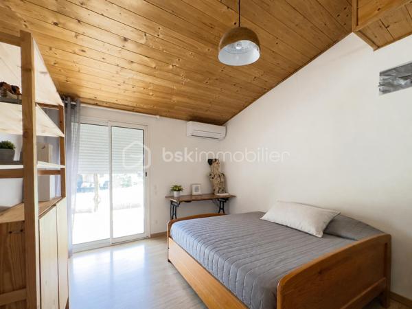 À Avignon, dans le secteur résidentiel calme entre les quartier de La Croisière et St Jean, découvrez cette grande maison sans mitoyenneté, idéalement située à proximité de l’intra-muros, des commerces, des écoles et des accès vers la rocade.

Implantée sur une parcelle arborée d’environ 640 m², cette maison offre un cadre de vie agréable, avec jardin, terrasses, stationnements et de nombreuses possibilités d’aménagement extérieur : piscine, abri voitures, espace de stockage, atelier, ou encore projet complémentaire à étudier selon les règles d’urbanisme applicables.

La surface officielle habitable est de 153 m², mais la maison développe en réalité environ 181 m² au sol en comptant les mezzanines, auxquels s’ajoutent plusieurs espaces annexes.

Elle offre de beaux volumes et une configuration idéale pour une grande famille, une famille recomposée, un projet intergénérationnel, une activité professionnelle à domicile, ou encore un projet avec espaces indépendants.

La maison se compose notamment d’un séjour / cuisine, d’un salon avec baies vitrées, ainsi que de 8 pièces pouvant être utilisées selon les besoins en chambres, bureaux, salle de jeux, espaces indépendants ou pièces à réunir.

Côté sanitaires, vous trouverez 2 WC séparés et 2 petites salles d’eau, avec la possibilité d’envisager leur réunion afin de créer une salle de bain plus confortable.

Plusieurs pièces donnent sur l’extérieur, avec une belle orientation sud et un accès agréable au jardin.

À l’extérieur, vous profiterez d’un jardin arboré et piscinable, avec vigne, figuier, abricotier et noisetier, ainsi que de terrasses carrelées orientées sud et est. Un forage est également présent.

Côté confort, la maison est équipée d’une pompe à chaleur / climatisation réversible, avec chambres et séjour climatisés, ainsi que d’un ballon thermodynamique pour la production d’eau chaude.

Des annexes complètent le bien : garage, appentis et dépendances de rangement, offrant des espaces pratiques pour le stockage, un atelier ou un aménagement complémentaire.

Le bien dispose également de plusieurs possibilités de stationnement, sur chemin privé et à l’intérieur de la propriété.

Des travaux sont à prévoir, notamment pour réaménager et moderniser les espaces intérieurs, reprendre certains éléments techniques et adapter la maison aux besoins actuels. C’est un bien qui demandera un projet, mais qui offre en contrepartie un très beau potentiel de valorisation et de personnalisation.