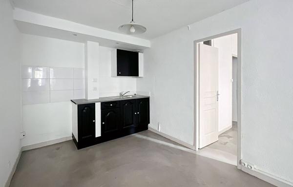 Appartement à louer 500 € CC Marseille 2 p 27 m² DPE D