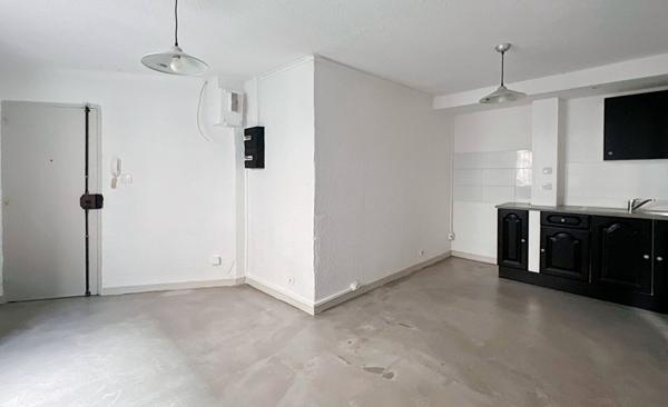 Appartement à louer 500 € CC Marseille 2 p 27 m² DPE D