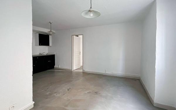 Appartement à louer 500 € CC Marseille 2 p 27 m² DPE D