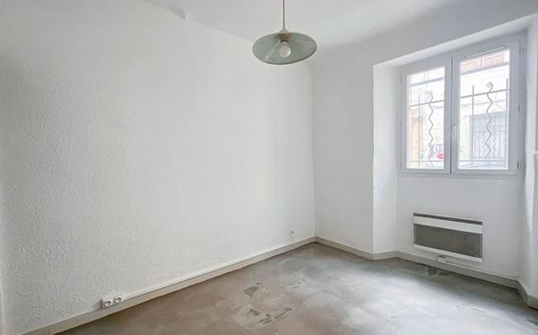 Appartement à louer 500 € CC Marseille 2 p 27 m² DPE D