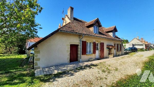 Coeur de Levroux maison rénovée ; 2 chambres, grande cuisine, séjour, véranda et terrain de  900 m².