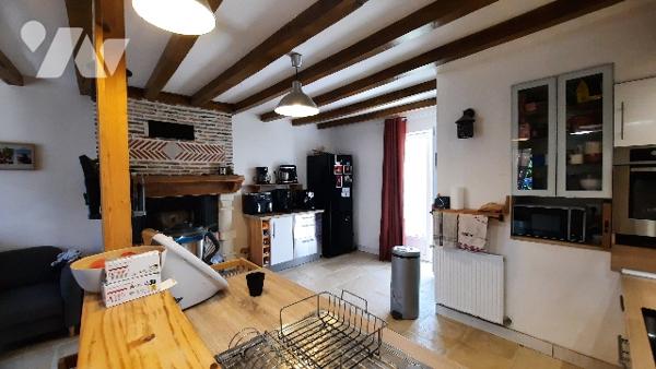 Coeur de Levroux maison rénovée ; 2 chambres, grande cuisine, séjour, véranda et terrain de  900 m².