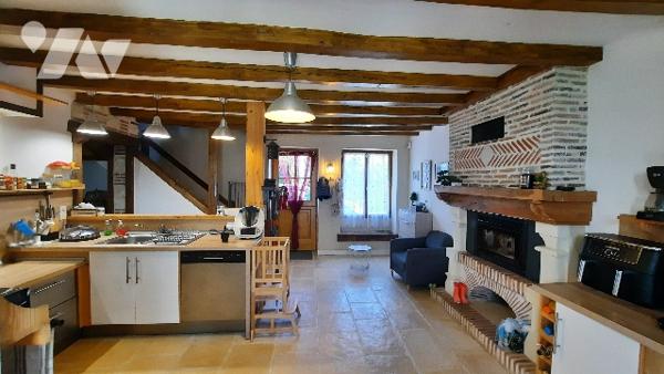 Coeur de Levroux maison rénovée ; 2 chambres, grande cuisine, séjour, véranda et terrain de  900 m².