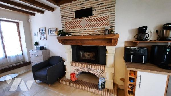 Coeur de Levroux maison rénovée ; 2 chambres, grande cuisine, séjour, véranda et terrain de  900 m².