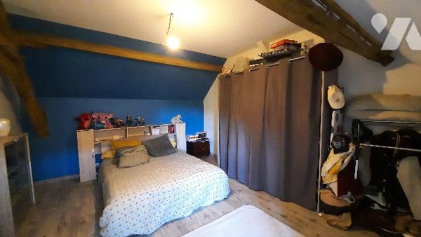 Coeur de Levroux maison rénovée ; 2 chambres, grande cuisine, séjour, véranda et terrain de  900 m².