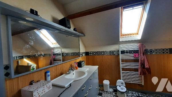 Coeur de Levroux maison rénovée ; 2 chambres, grande cuisine, séjour, véranda et terrain de  900 m².