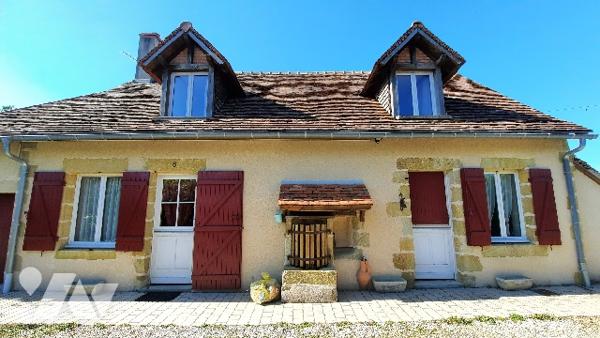 Coeur de Levroux maison rénovée ; 2 chambres, grande cuisine, séjour, véranda et terrain de  900 m².