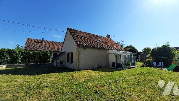 Coeur de Levroux maison rénovée ; 2 chambres, grande cuisine, séjour, véranda et terrain de  900 m².
