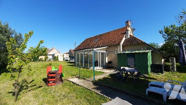 Coeur de Levroux maison rénovée ; 2 chambres, grande cuisine, séjour, véranda et terrain de  900 m².