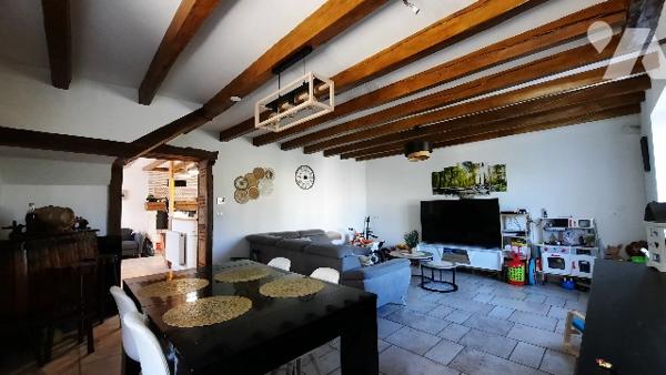 Coeur de Levroux maison rénovée ; 2 chambres, grande cuisine, séjour, véranda et terrain de  900 m².