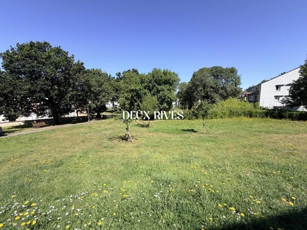 Duplex Familial 3 Chambres – Dernier Étage, Garage, Parc Paysagé et Toutes Commodités à Pied