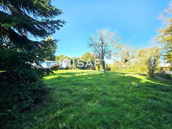 Terrain idéalement situé : la tranquillité de la campagne, la proximité de la ville