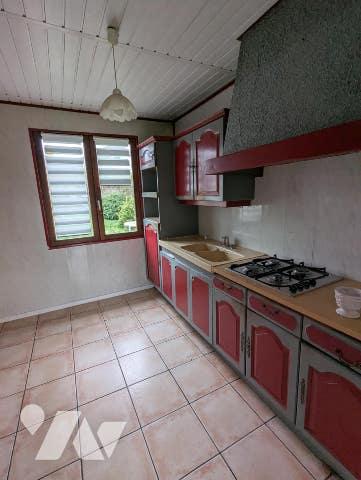 Pavillon de plain-pied de type 5 mitoyen à rénover d'une surface de 80m² avec terrain et garage