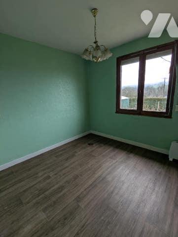 Pavillon de plain-pied de type 5 mitoyen à rénover d'une surface de 80m² avec terrain et garage