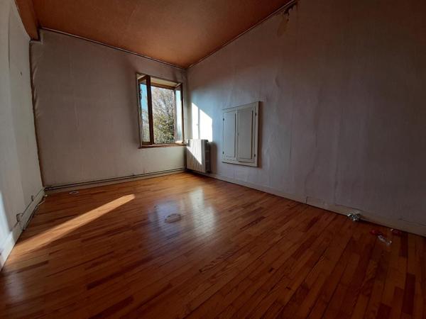 Maison Type T3 de 79m² environ sur  environ 200m² de jardin à restaurer