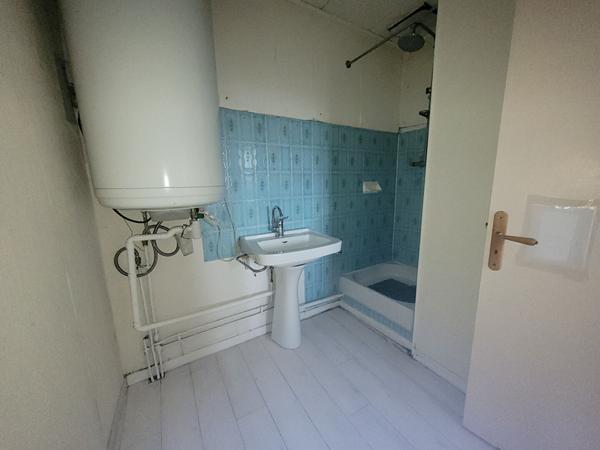 Maison Type T3 de 79m² environ sur  environ 200m² de jardin à restaurer