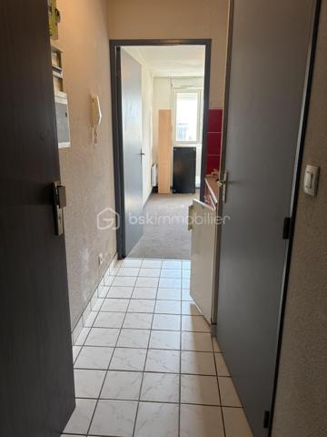 Situé au 4ᵉ étage avec ascenseur d’un immeuble de 1997, en plein cœur de Valence à 15 minutes de la gare, ce studio de 19,6m² offre un espace bien agencé et fonctionnel, idéal pour un investissement locatif ou une première acquisition.

Composition :

	•	Pièce de vie lumineuse de 12m²
	•	Salle d’eau de 3m²
	•	Entrée avec cuisine (réfrigérateur, micro-ondes) de 4m²

Autres caractéristiques :

	•	Ascenseur
	•	Chauffage individuel électrique
	•	Fenêtres double vitrage PVC avec volets roulants manuels 
	•	DPE : C
