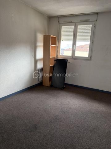 Situé au 4ᵉ étage avec ascenseur d’un immeuble de 1997, en plein cœur de Valence à 15 minutes de la gare, ce studio de 19,6m² offre un espace bien agencé et fonctionnel, idéal pour un investissement locatif ou une première acquisition.

Composition :

	•	Pièce de vie lumineuse de 12m²
	•	Salle d’eau de 3m²
	•	Entrée avec cuisine (réfrigérateur, micro-ondes) de 4m²

Autres caractéristiques :

	•	Ascenseur
	•	Chauffage individuel électrique
	•	Fenêtres double vitrage PVC avec volets roulants manuels 
	•	DPE : C