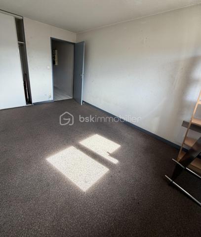 Situé au 4ᵉ étage avec ascenseur d’un immeuble de 1997, en plein cœur de Valence à 15 minutes de la gare, ce studio de 19,6m² offre un espace bien agencé et fonctionnel, idéal pour un investissement locatif ou une première acquisition.

Composition :

	•	Pièce de vie lumineuse de 12m²
	•	Salle d’eau de 3m²
	•	Entrée avec cuisine (réfrigérateur, micro-ondes) de 4m²

Autres caractéristiques :

	•	Ascenseur
	•	Chauffage individuel électrique
	•	Fenêtres double vitrage PVC avec volets roulants manuels 
	•	DPE : C