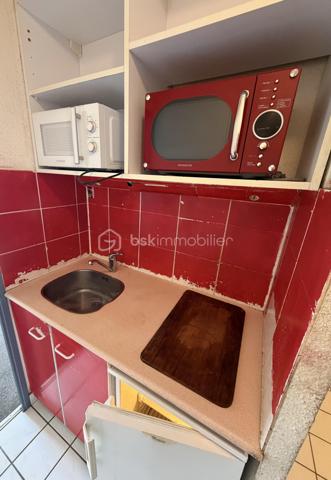 Situé au 4ᵉ étage avec ascenseur d’un immeuble de 1997, en plein cœur de Valence à 15 minutes de la gare, ce studio de 19,6m² offre un espace bien agencé et fonctionnel, idéal pour un investissement locatif ou une première acquisition.

Composition :

	•	Pièce de vie lumineuse de 12m²
	•	Salle d’eau de 3m²
	•	Entrée avec cuisine (réfrigérateur, micro-ondes) de 4m²

Autres caractéristiques :

	•	Ascenseur
	•	Chauffage individuel électrique
	•	Fenêtres double vitrage PVC avec volets roulants manuels 
	•	DPE : C