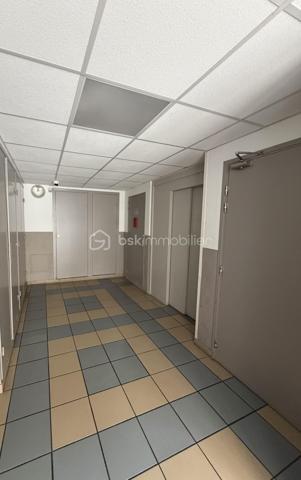 Situé au 4ᵉ étage avec ascenseur d’un immeuble de 1997, en plein cœur de Valence à 15 minutes de la gare, ce studio de 19,6m² offre un espace bien agencé et fonctionnel, idéal pour un investissement locatif ou une première acquisition.

Composition :

	•	Pièce de vie lumineuse de 12m²
	•	Salle d’eau de 3m²
	•	Entrée avec cuisine (réfrigérateur, micro-ondes) de 4m²

Autres caractéristiques :

	•	Ascenseur
	•	Chauffage individuel électrique
	•	Fenêtres double vitrage PVC avec volets roulants manuels 
	•	DPE : C