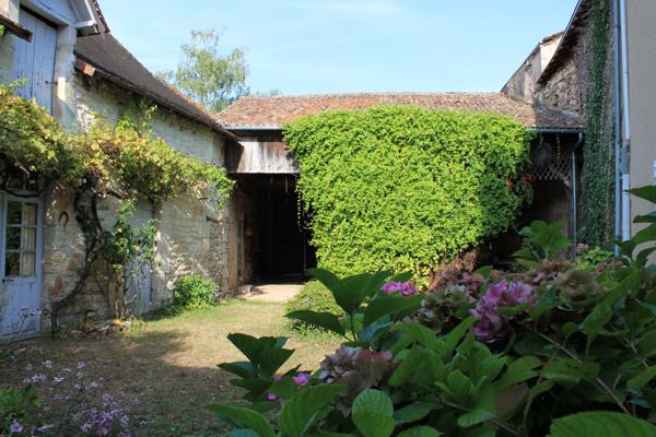 Charmante maison de village à rénover, située au cœur à Vouneuil sur Vienne