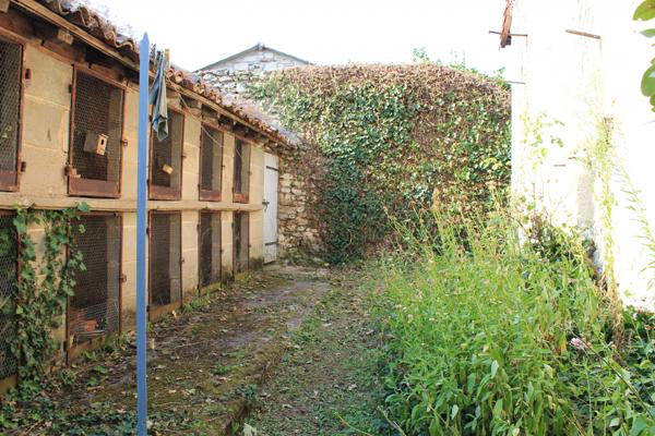 Charmante maison de village à rénover, située au cœur à Vouneuil sur Vienne