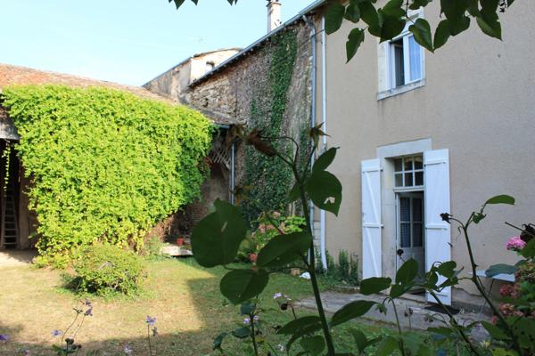 Charmante maison de village à rénover, située au cœur à Vouneuil sur Vienne