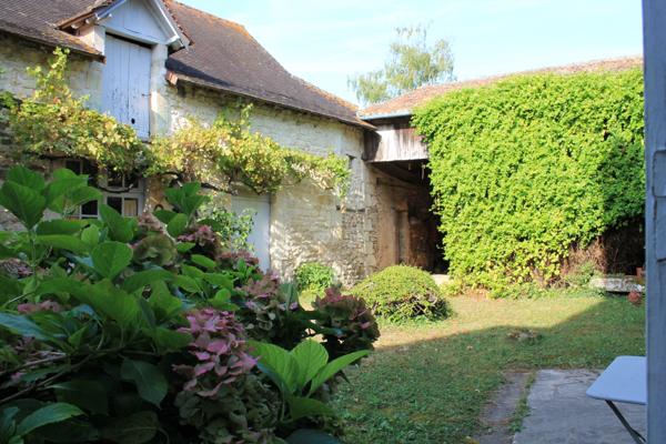 Charmante maison de village à rénover, située au cœur à Vouneuil sur Vienne