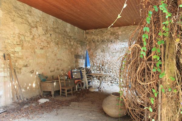 Charmante maison de village à rénover, située au cœur à Vouneuil sur Vienne