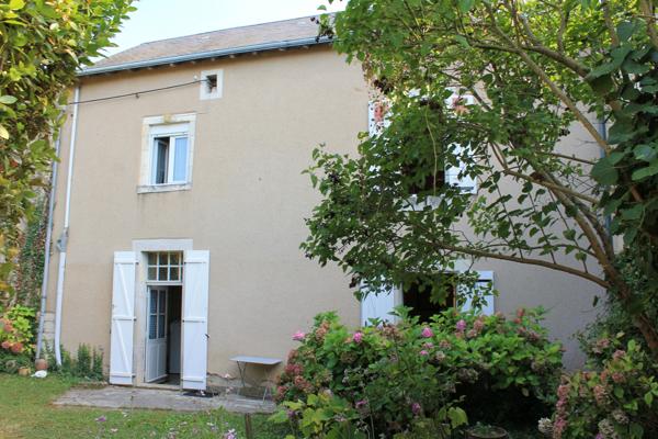 Charmante maison de village à rénover, située au cœur à Vouneuil sur Vienne