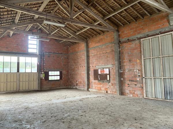 Atelier, garage, jardin et bâtiment à usage d'habitation à restaurer entièrement