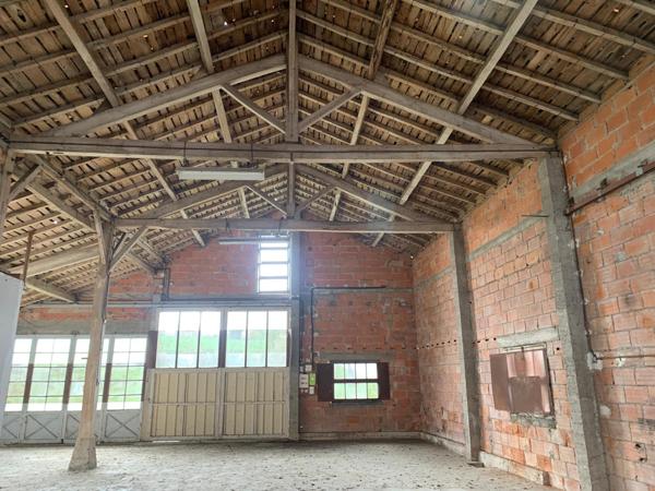 Atelier, garage, jardin et bâtiment à usage d'habitation à restaurer entièrement