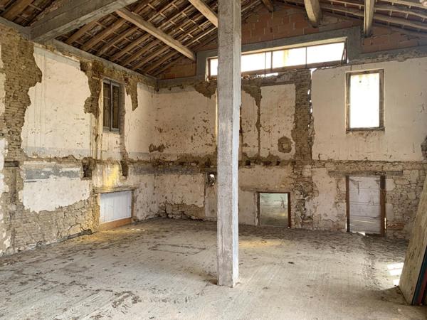 Atelier, garage, jardin et bâtiment à usage d'habitation à restaurer entièrement