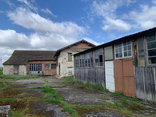 Atelier, garage, jardin et bâtiment à usage d'habitation à restaurer entièrement